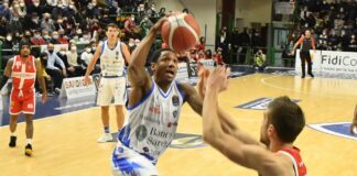 La Dinamo batte Varese in un match da infarto