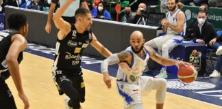 Basket, la Dinamo vince ancora: Trento battuta 88-80