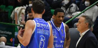 Basket, la Dinamo risale dal -12 e batte la Fortitudo
