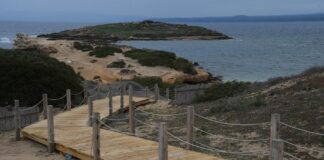 Passerelle, biciclette e auto lontane da spiagge e dune