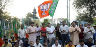 India, tafferugli e scontri al parlamento Kolkata