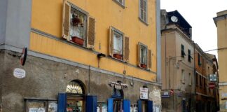 Negozi chiusi e malinconia nel vecchio cuore della città