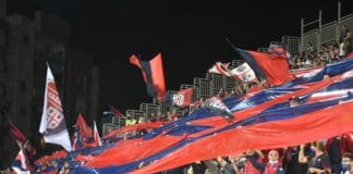 La spinta dei tifosi per aiutare il Cagliari