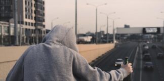 Giovani e alcol, lo shottino che illude di essere liberi – IL COMMENTO