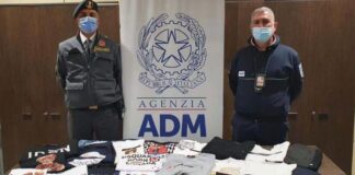 Abiti griffati ma contraffatti sequestrati all’aeroporto di Elmas
