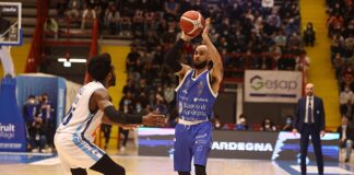 La Dinamo vince a Napoli e prenota i playoff