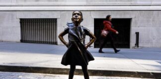 Usa: la ‘Fearless girl’ resta a Wall Street, esteso il permesso