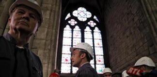 Tre anni fa il rogo di Notre-Dame, Macron visita il cantiere
