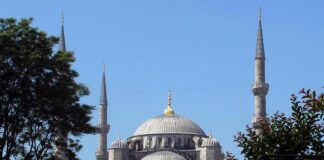 Danneggiata da ignoti porta di Santa Sofia a Istanbul