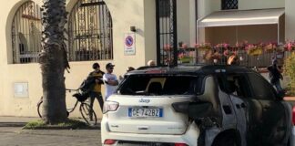 Alghero, attentato in pieno giorno: Suv incendiato ai Bastioni
