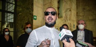 Donna denuncia Corona per ricatto con video intimo, indagato