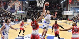 La Dinamo abbraccia Pozzecco e poi lo punisce: vittoria fantastica contro Milano