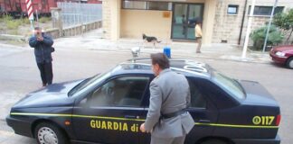 Nel centro di Sassari vendeva occhiali da sole con griffe fasulle: denunciato