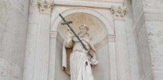 Venezia, vernice rossa e scritte su facciata Redentore