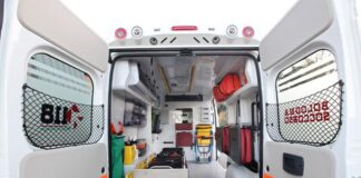 Abiti prendono fuoco mentre è ai fornelli, grave 93enne