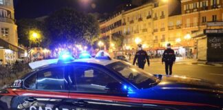Guardia giurata ubriaca al bar con la pistola: scatta la denuncia