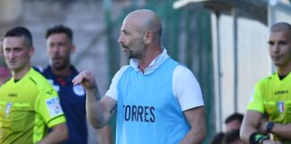 Torres, Greco resta: la società conferma l’allenatore