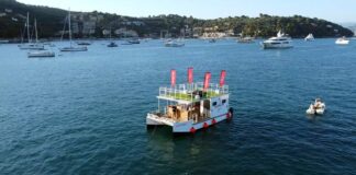 Un bar in mezzo al mare per aperitivo dei diportisti